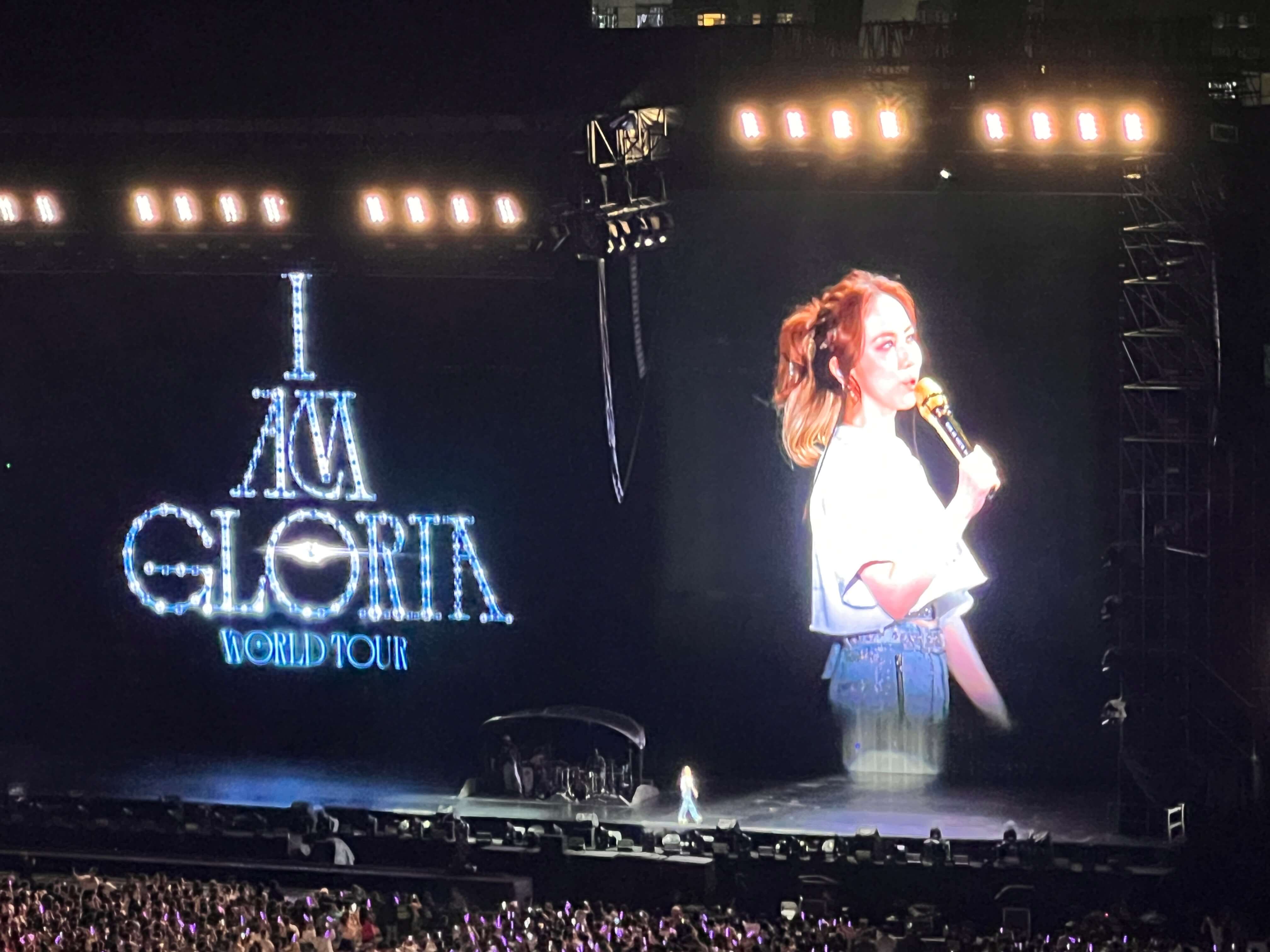 01_i_am_gloria.JPG