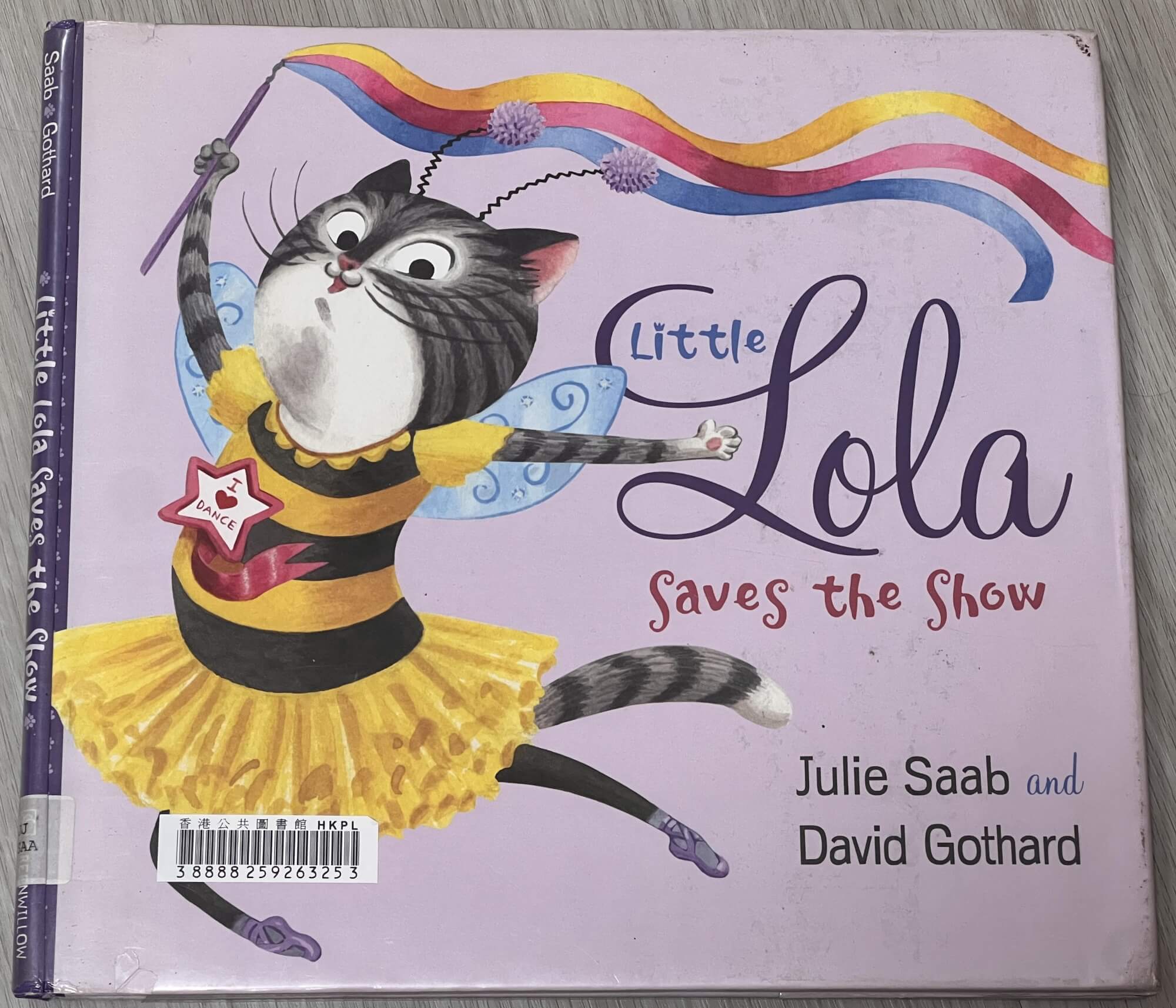 20_Little_Lola_saves_the_show_封面